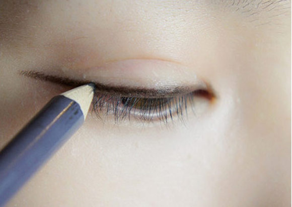 make-up-xinh-cho-co-nang-kinh-can-