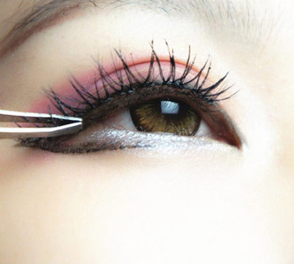 make-up-xinh-cho-co-nang-kinh-can-